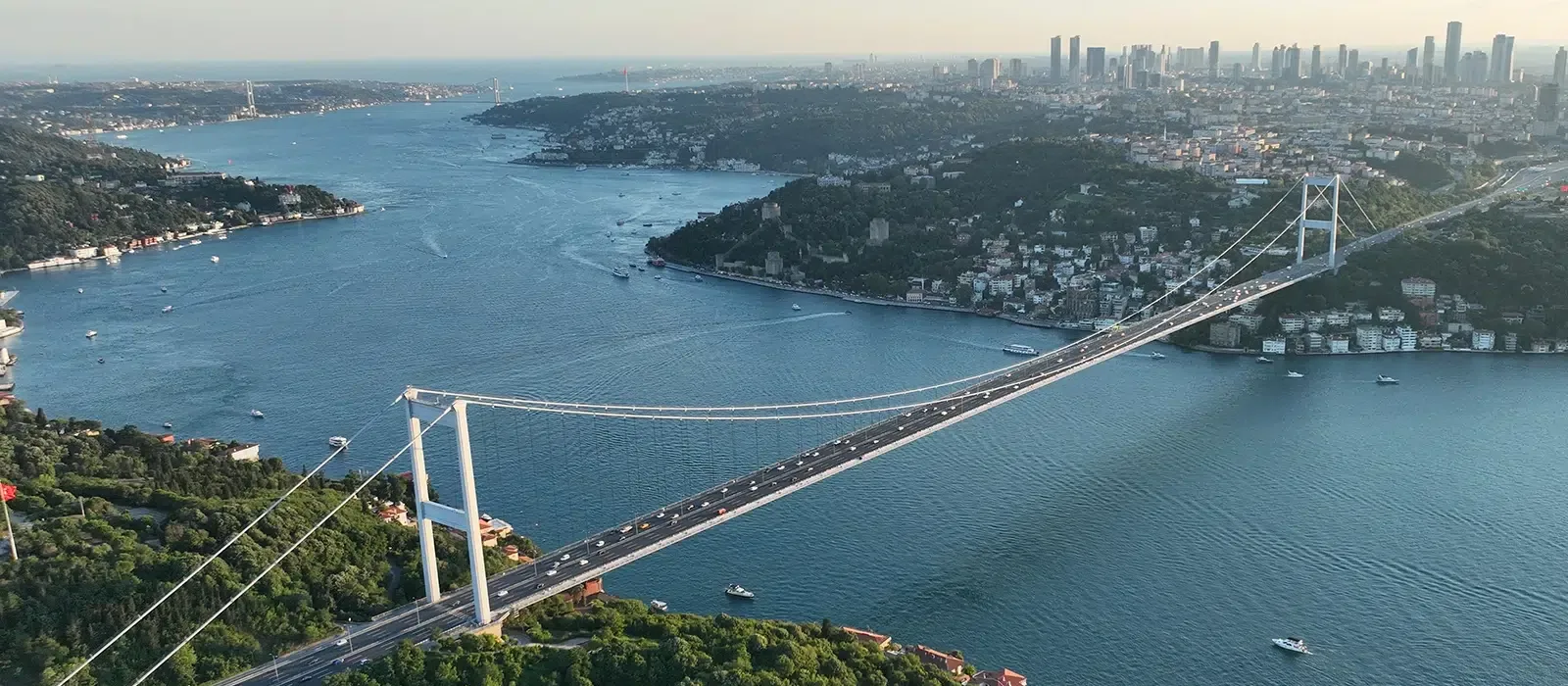 İstanbul Boğazı ve Boğaziçi Köprüsü manzarası